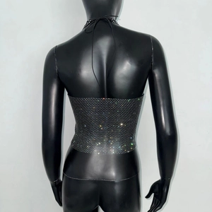 Détail d'un top dos nu sexy avec des strass brillants sur un tissu noir élégant