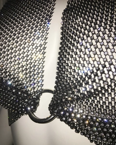 Dettaglio del top a rete nera con strass luccicanti e anello centrale in metallo argento