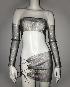 Details des schwarzen Netz-Sets mit bunten Strasssteinen inkl. Crop Top und Minirock