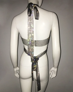 Dettaglio del top a rete con strass che mostra la chiusura con lacci sul retro su manichino