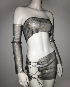 Detail eines dreiteiligen Strass-Netz-Sets mit bauchfreiem Top, Rock und Ärmeln