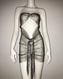 Detalle de los brillantes diamantes de imitación en la malla negra de un vestido de fiesta