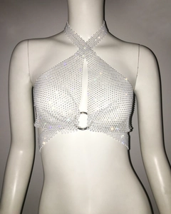 Dettaglio del top a rete con strass con connettore ad anello in metallo e spalline incrociate