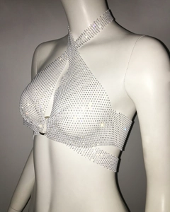 Dettaglio del top all'americana in maglia argento con strass scintillanti e lacci
