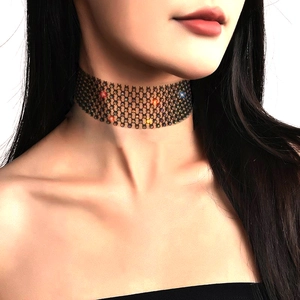 Gros plan d'un collier ras du cou en résille noire orné de strass colorés brillants