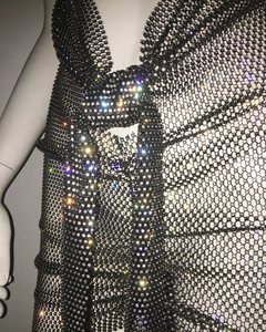 Detalle de la tela de malla negra con pedrería brillante en la textura del vestido