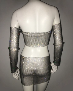 Rückansicht eines silbernen zweiteiligen Netzkleides mit Strass und glitzernden Pailletten