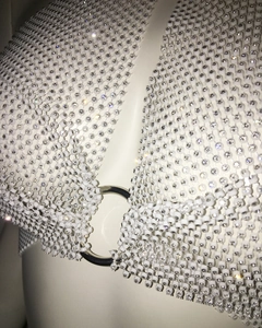 Dettaglio ravvicinato del top a rete con strass bianchi e fibbia metallica argento