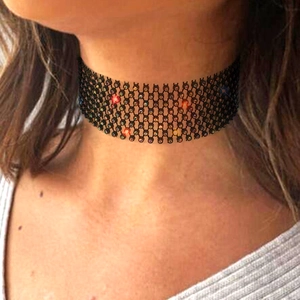 Collier ras du cou à plusieurs rangées de strass étincelants et cristaux colorés