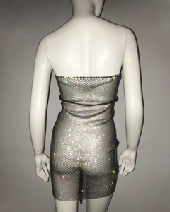 Detalle de un vestido ajustado de malla con brillantes pedrería y espalda abierta