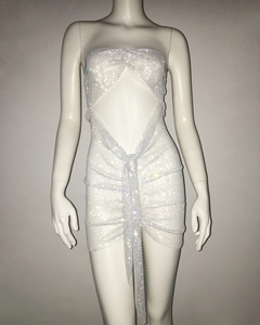 Detalle de vestido mini de malla blanca con pedrería brillante y nudo decorativo frontal