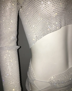 Detail eines Mesh-Zweiteilers mit glitzernden Strasssteinen für Partys und Events