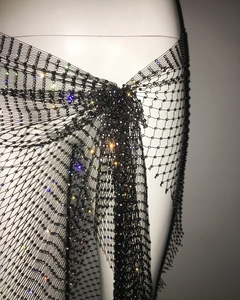 Detail des schwarzen Netz-Sarongs mit bunten Strasssteinen und seitlichem Bindeknoten