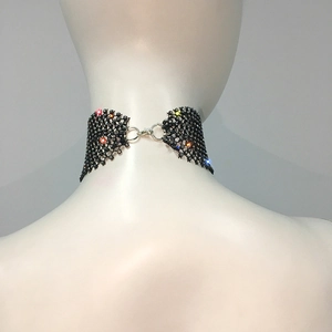 Détail du collier choker noir en strass avec fermoir mousqueton argenté et extension