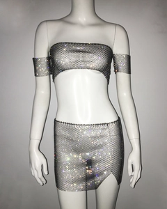 Λεπτομέρεια από σετ crop top και μίνι φούστα με στρας και ακάλυπτους ώμους σε δίχτυ