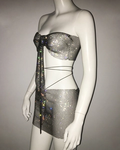 Détail de l'ensemble deux pièces en maille strass argentée avec top licou et mini-jupe