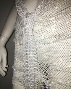 Primer plano detallado de brillantes diamantes de imitación blancos en tejido de malla
