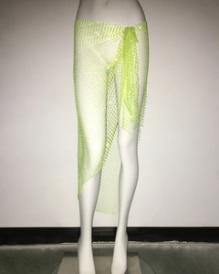 Detail des neongrünen Mesh-Wickelrockes mit Glitzersteinen und Schnür-Design