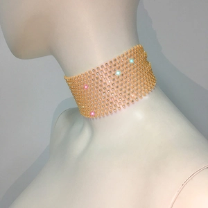 Gros plan sur le collier ras de cou en strass à plusieurs rangées sur base dorée