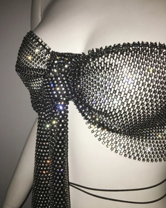 Détail du haut en maille strass noir avec longues franges sur un mannequin de couture blanc