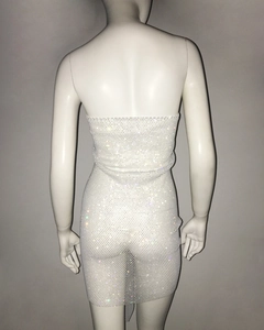 Detalle de diamantes de imitación blancos en tela de malla para un vestido sexy ajustado