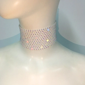 Vue détaillée du collier choker large serti de strass brillants avec reflets AB colorés