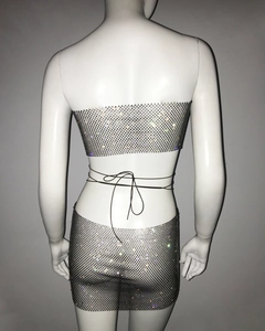 Vue détaillée du dos d'un ensemble deux pièces en maille argentée avec des strass fins