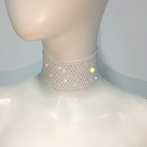 Gros plan d'un collier choker large étincelant avec strass et motif en maille sur un mannequin