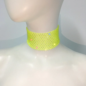 Détail du choker vert néon avec strass denses sur une base de maille souple