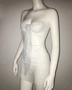 Détails des strass blancs étincelants sur l'ensemble sexy deux pièces avec top et mini-jupe