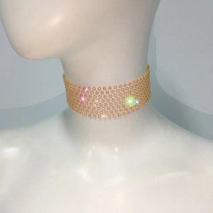 Vue détaillée du collier ras du cou doré à plusieurs rangées serti de cristaux brillants