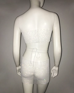 Détail de l'ensemble deux pièces en maille blanche avec strass brillants et laçage au dos