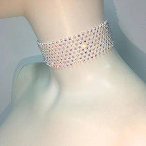 Gros plan détaillé d'un large collier ras-du-cou en strass étincelants sur un mannequin
