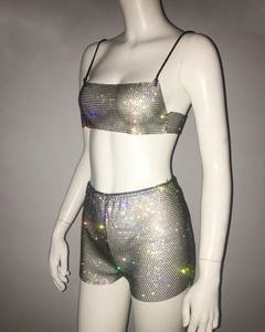 Detailaufnahme des funkelnden Strass-Zweiteilers mit kurzem Top und High-Waist-Shorts