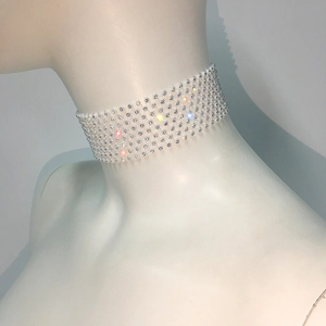 Détail d'un collier choker à plusieurs rangées de strass étincelants sur un mannequin