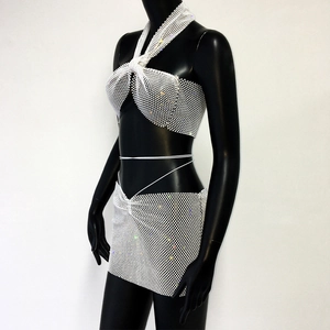 Détail d'un ensemble deux pièces en résille blanche à strass avec haut dos nu et mini-jupe
