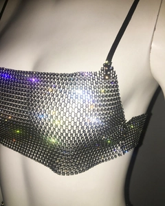 Detailansicht des glitzernden Strass-Mesh-Crop-Tops mit schwarzen Trägern für Festivals