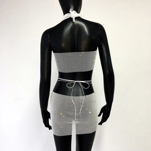 Détail du haut dos nu en mesh à paillettes blanches avec col licou et laçage au dos