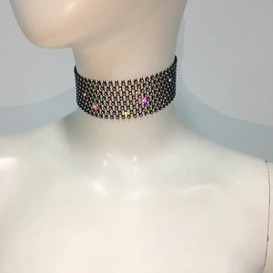 Vue détaillée du collier ras du cou en maille élastique orné de strass multicolores