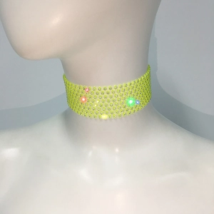 Détail du collier ras de cou large en maille strass vert néon avec cristaux étincelants