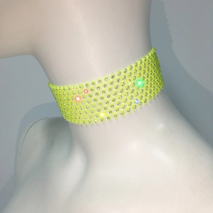 Détail macro du ras-du-cou large vert néon élastique avec strass étincelants sur plusieurs rangs