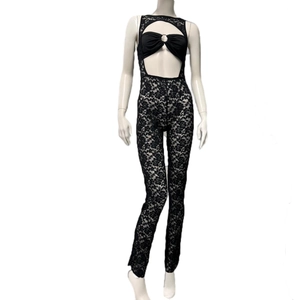 Detailaufnahme von schwarzem Spitzen-Jumpsuit mit Ring-Dekor und sexy Ausschnitten
