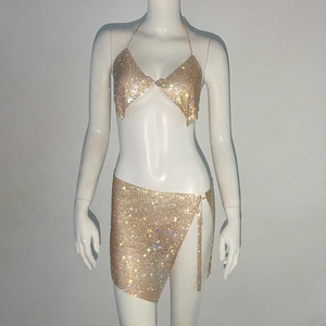 Vue détaillée du haut de bikini en strass champagne doré et de la mini-jupe à fente latérale