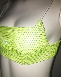 Nahaufnahme des neongrünen Strass-Camisole-Tops mit schimmerndem Mesh-Detail für Festivals