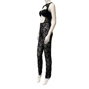 Detailansicht des schwarzen Spitzen-Jumpsuits mit floralem Muster und schmaler Passform