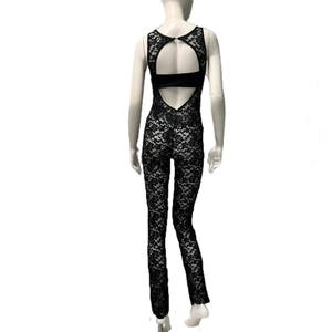 Detail des Rückenausschnitts am schwarzen floralen Spitzen-Jumpsuit mit Schnalle
