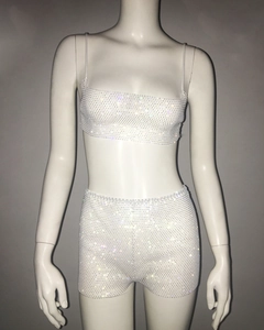 Detail des funkelnden Strass-Crop-Tops und der High-Waist-Shorts für Party-Festivals