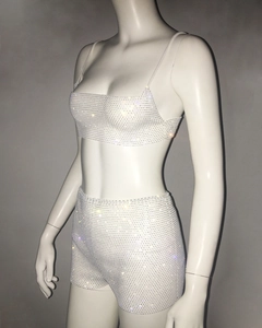 Detailansicht des silbernen Strass-Zweiteilers mit kurzem Top und schmal geschnittener Shorts