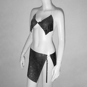 Détail du haut dos nu en strass et mini-jupe fendue sur un mannequin d'exposition