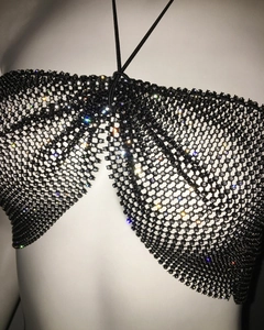 Détail de haut licou en résille noire orné de strass brillants sur un mannequin
